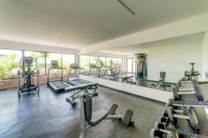 Sunlit Studio 4 Blks from 5th Ave with Pools & Gym