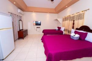 Beautiful bedroom with private bath in a villa near beach