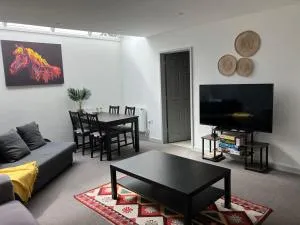 Lancing Apartments - Spacious 2 Bed - Sleeps 6 - Burnham Village - Wooburn