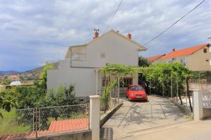 Apartments with parking space Trogir - 23205