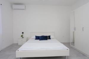 Apartments with parking space Trogir - 23205