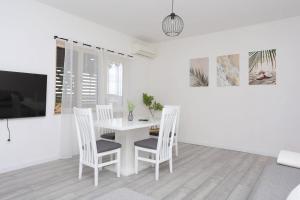 Apartments with parking space Trogir - 23205