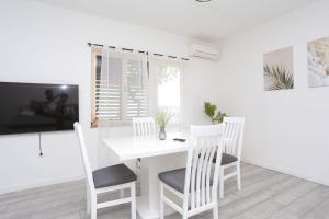 Apartments with parking space Trogir - 23205