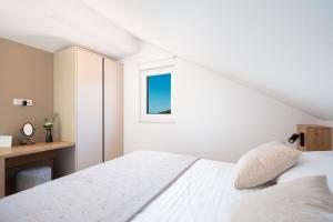 Seaside house for families with children Cove Ramascica, Trogir - 23368