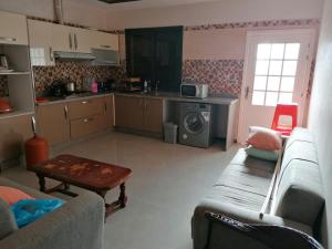 F2 Chambre avec balcon et salon sale de bain