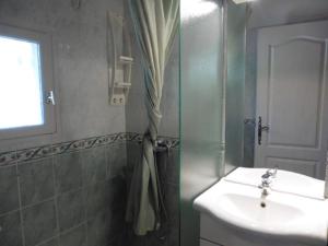 Maisons de vacances Country house with private terrace, Beaucaire : Maison de Vacances 2 Chambres