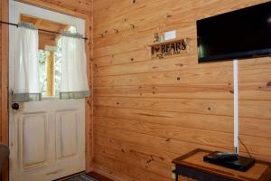 Bear Hugs - Cozy Cottage - WiFi - Rustic Decor - Country Style Kitchen - Perfect for a Couples Getaway!