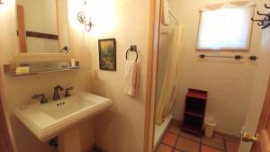 Bear Run - Walk to Main Street - Rustic Cabin - WiFi - Washer - Dryer - Wood Burning Fireplace - Secluded Setting