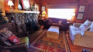 Bear Run - Walk to Main Street - Rustic Cabin - WiFi - Washer - Dryer - Wood Burning Fireplace - Secluded Setting