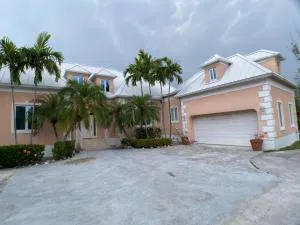 Pretty Bahama Style Home on Crystal Clear Canal - Freeport