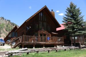 Beaver Lodge on the River - On the River - Near Copper Chair Lift - WiFi - Cable - Walk to Main Street - Grill - Wood Burning Fi - Ubytování bez kategorie ve městě Red River