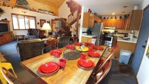 Birds and Bears Retreat - On The River - Pet Friendly - WiFi - Satellite - Washer - Dryer - Large Deck - Grill - Fenced In Yard - Mesita
