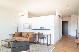 Modern East Side 1BR Apt with Balcony, Pool, and Gym