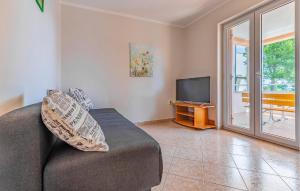 Gorgeous Home In Liznjan With Kitchen