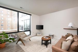 East Side Luxury 1BR Apt - Near Brady St with Balcony and Lounge - 4hvězdičkové hotely ve městě Milwaukee