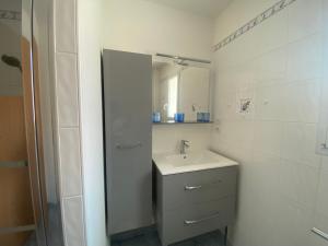 Maison élégante proche plage, forêt, avec terrasse, 3 chambres, WiFi et parkings - FR-1-22-280