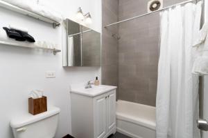 Ukrainian Village 2BR Modern Apartment D1