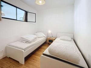 Appartement rénové 2 chambres avec terrasse, proche centre et gare de Granville - FR-1-361-552