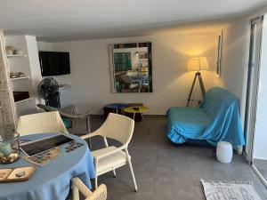 Maisons de vacances Bas de villa avec piscine privee, grande terrasse, proche village et plage, BBQ, terrain de petanque - FR-1-726-52 : photos des chambres