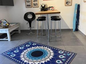 Maisons de vacances Bas de villa avec piscine privee, grande terrasse, proche village et plage, BBQ, terrain de petanque - FR-1-726-52 : photos des chambres