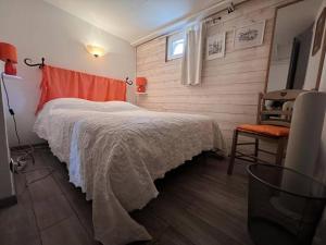 Maisons de vacances Bas de villa avec piscine privee, grande terrasse, proche village et plage, BBQ, terrain de petanque - FR-1-726-52 : photos des chambres