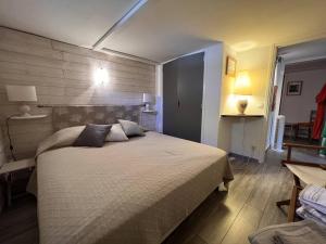 Maisons de vacances Bas de villa avec piscine privee, grande terrasse, proche village et plage, BBQ, terrain de petanque - FR-1-726-52 : photos des chambres