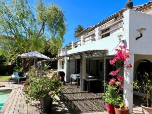 Maisons de vacances Bas de villa avec piscine privee, grande terrasse, proche village et plage, BBQ, terrain de petanque - FR-1-726-52 : photos des chambres