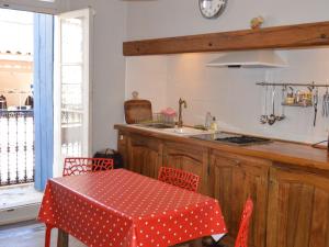 Maisons de vacances Maison vigneronne renovee, charme et serenite, 3 chambres, garage, patio et terrasses, proche etang de Thau. - FR-1-604-52 : photos des chambres