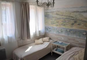 Petite chambre avec 2 lits dans maison dartiste centre ville