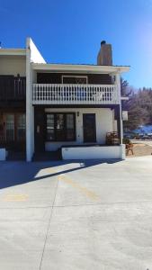 Claim Jumper Townhouse 22 - On The River - Across from the Fishing Ponds - In Town - Near The Ski Area - Fireplace - WiFi - Sate