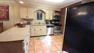 Claim Jumper Townhouse 22 - On The River - Across from the Fishing Ponds - In Town - Near The Ski Area - Fireplace - WiFi - Sate