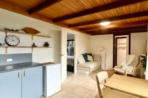 Private Access Retreat 1 Queen Bedroom w Stunning Pool and Ocean Views