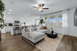 Luxe Living - 3 Bedroom 2 Bath - Aubrey