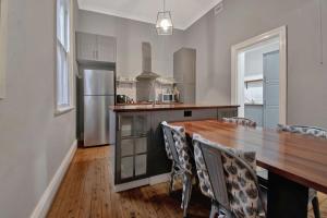 Rose Cottage - Stroll to CBD, Leafy Setting