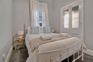 Rose Cottage - Stroll to CBD, Leafy Setting