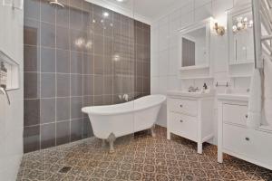 Rose Cottage - Stroll to CBD, Leafy Setting