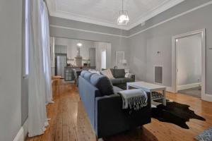 Rose Cottage - Stroll to CBD, Leafy Setting