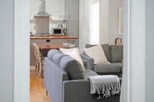 Rose Cottage - Stroll to CBD, Leafy Setting