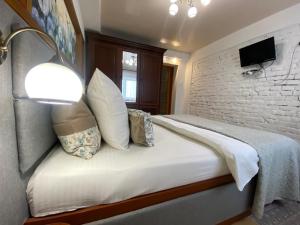 Руданського 2 кім ізол і кух студія з балконом не далеко від палацу Мистецтв від ж д вокзалу Звітні документи