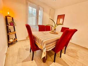 Sejours chez l'habitant Appart Lumineux avec Jardin et Jacuzzi - Chambre Parentale - Full AC - Proche - CDG - Stade de France - Parc des Expositions : photos des chambres