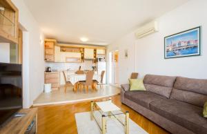 Apartment Mia - Spacious apartment on 85 m2 with beautiful sea view