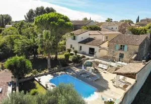 Domaine en pierre avec piscine et jacuzzi au Mas Lucia - Codognan