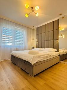 3 Bedrooms Premium Bella White for 8 Guests with AC and Underground Parking