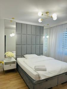 3 Bedrooms Premium Bella White for 8 Guests with AC and Underground Parking