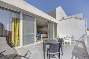Cosy 2BR Sunlit Penthouse with Large Front Terrace - Close to St Julians, Sliema, & Valletta