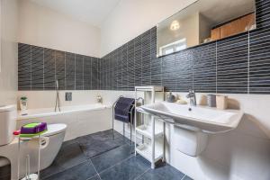 Cosy 2BR Sunlit Penthouse with Large Front Terrace - Close to St Julians, Sliema, & Valletta