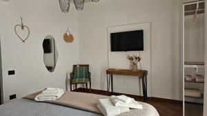 Zimmer mit Kingsize-Bett und Meerblick