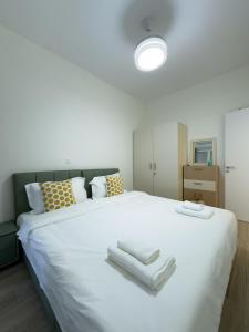 Beyond Hospitality-Modern 3 Bedroom Apt