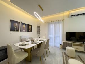 Beyond Hospitality-Modern 3 Bedroom Apt