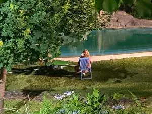 Slow House y La cabaña de Miss Slower - Chandebrito